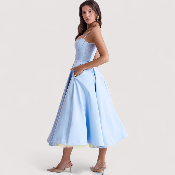Vielseitiges Damen Sommerkleid, figurbetont und elegant, mit auffälligem Korsett-Effekt.