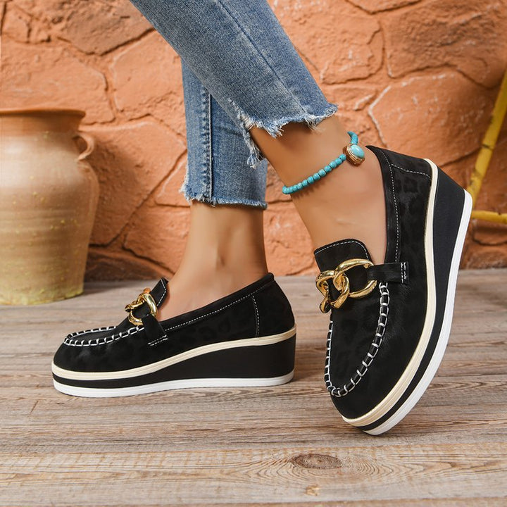 Plateau Sohle und Keilabsatz des orthopädischen Damen Loafers. Leopardenmuster und Gold-Details für Eleganz.