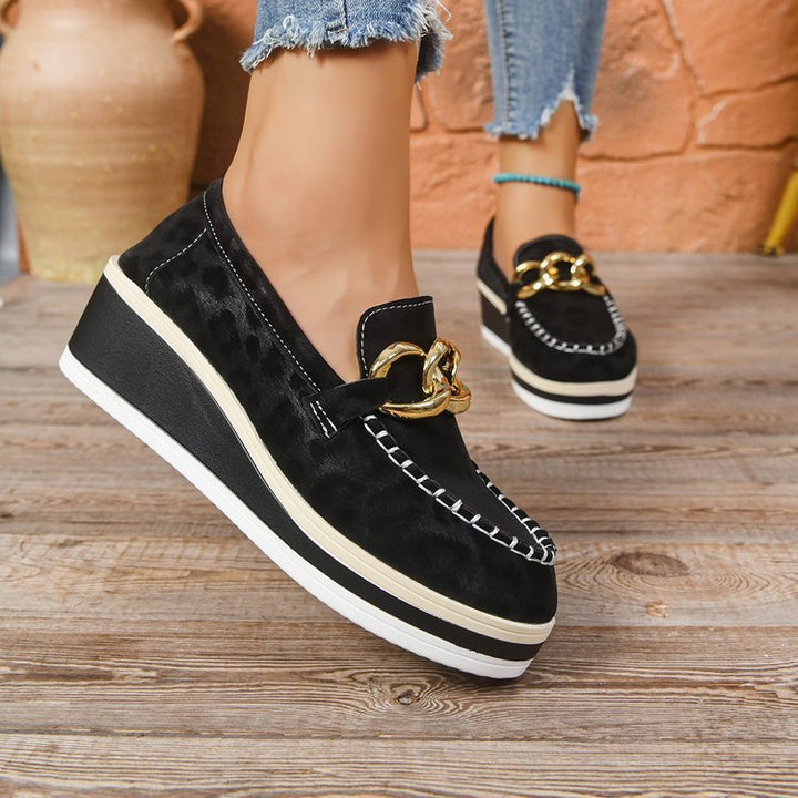 Eleganter Damen Keilabsatz Loafer mit Leopardenmuster und Gold-Details. Komfortable, orthopädische Damenschuhe.