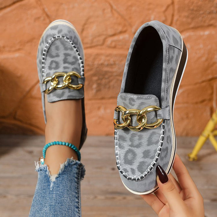 Orthopädisch gepolsterter Damen Keilabsatz Loafer in Leopardenmuster. Komfortschuhe für stilvolle Frauen.