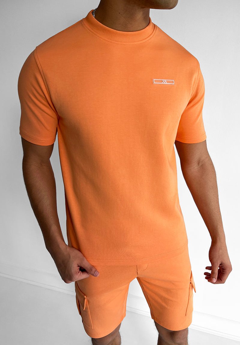 Rotes Herren Freizeit Set: T-Shirt & Shorts für mutige Styles. Perfekt für Sommer, Sport & Alltag.