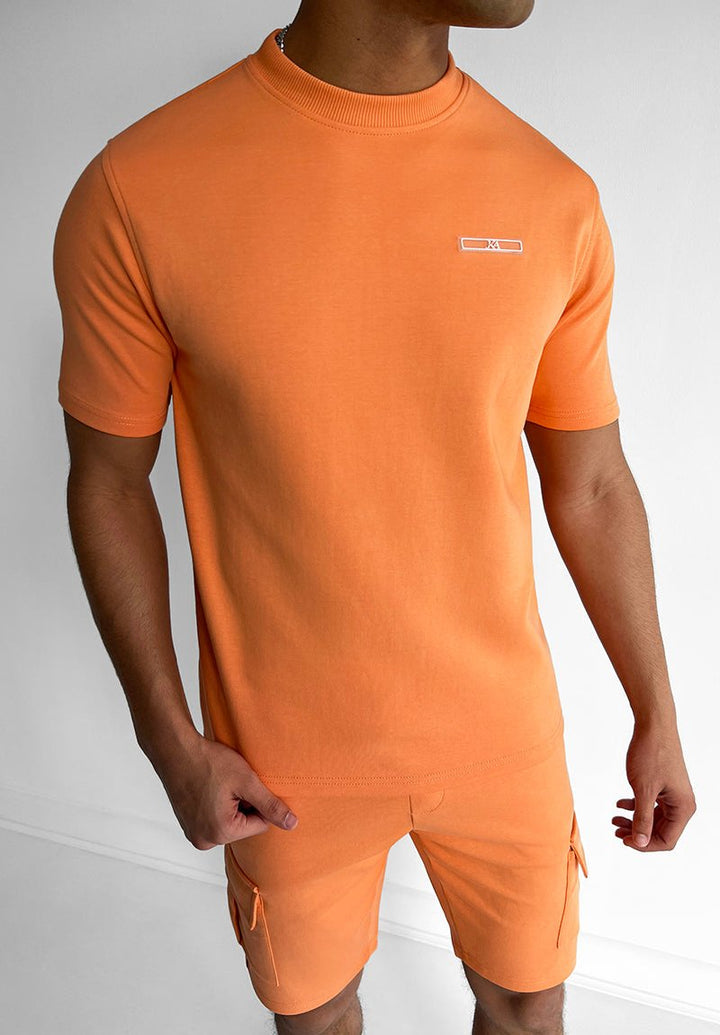Rotes Herren Freizeit Set: T-Shirt & Shorts für mutige Styles. Perfekt für Sommer, Sport & Alltag.
