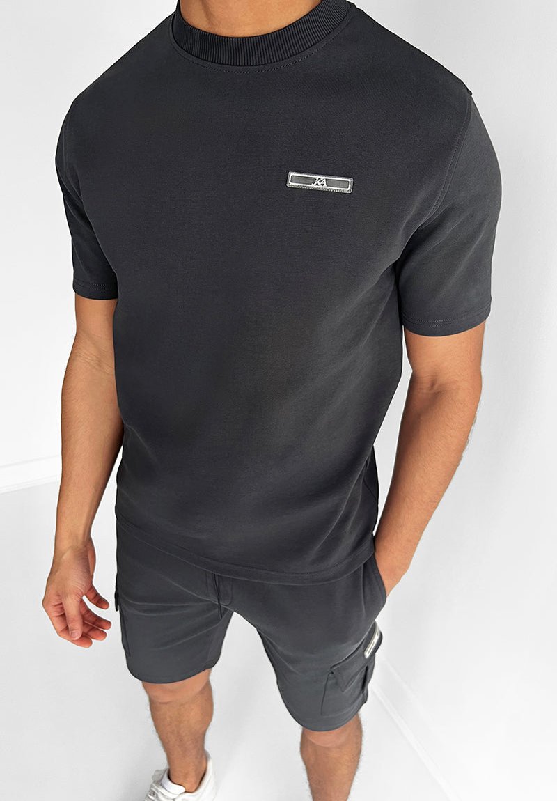 Lässiges Herren Sommer Set: T-Shirt & Shorts für Entspannung & Aktivitäten. Mehrfarbig und komfortabel.