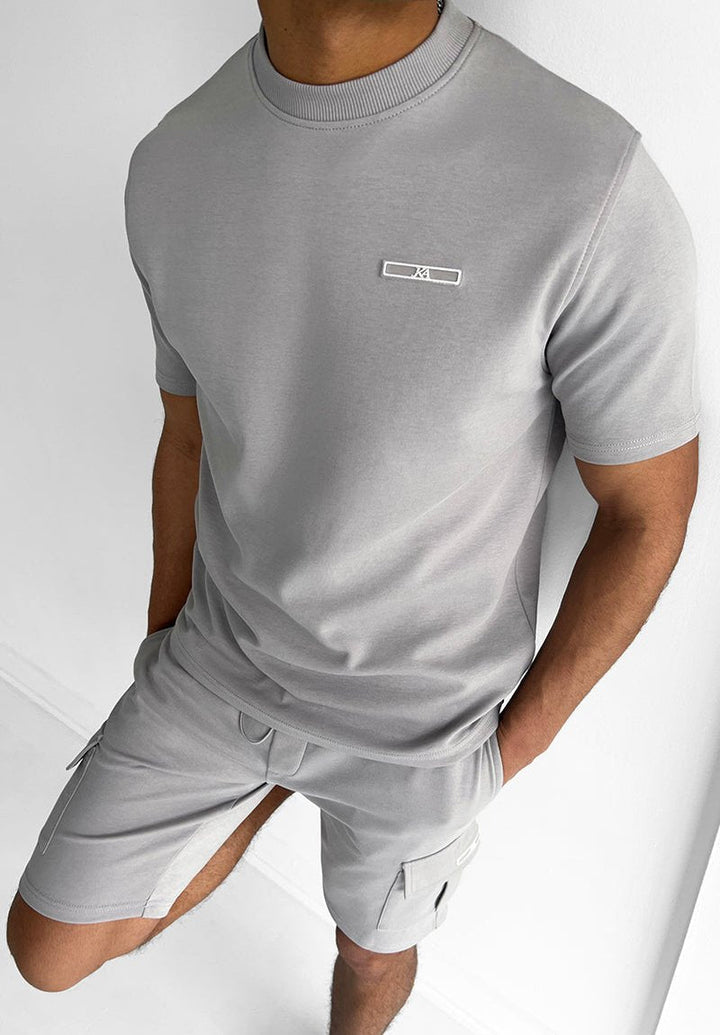 Komfortables Herren Sommer Set: T-Shirt & Shorts für Freizeitaktivitäten & entspannte Tage. Mehrfarbig.
