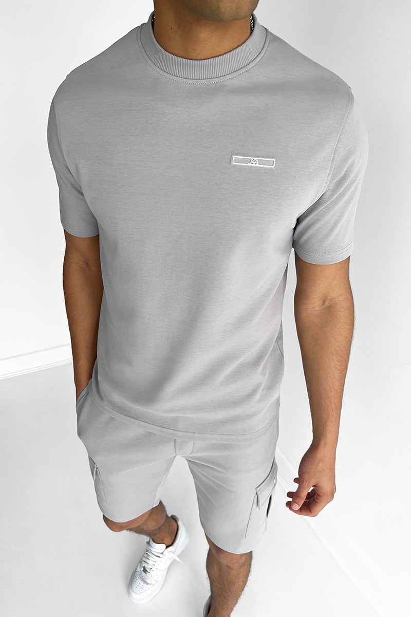 Blaues Herren Freizeit Set mit T-Shirt & Shorts, ideal für warme Tage & entspannte Casual-Outfits.