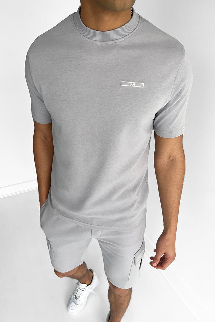 Blaues Herren Freizeit Set mit T-Shirt & Shorts, ideal für warme Tage & entspannte Casual-Outfits.
