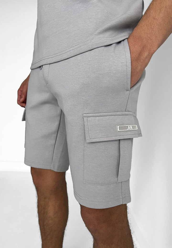 Sportlich-elegantes Herren Freizeit Set, bestehend aus T-Shirt & Shorts. Perfekt für den Sommer.