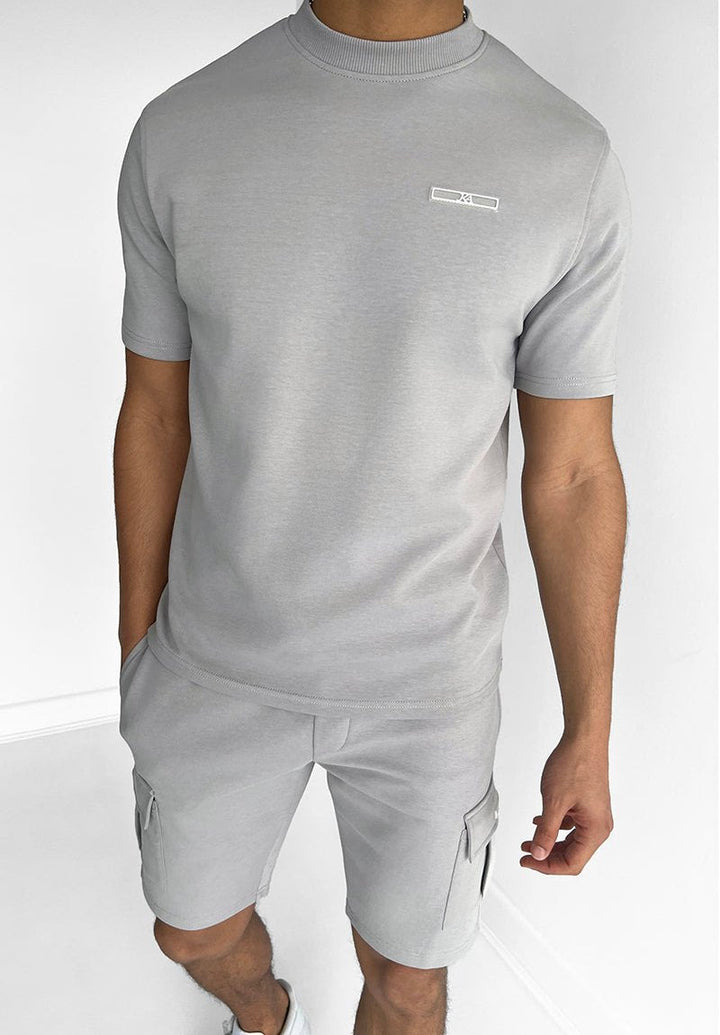 Graues Herren T-Shirt & Shorts Set, bequeme Alltagskleidung für Männer. Perfekt für Freizeitmode.