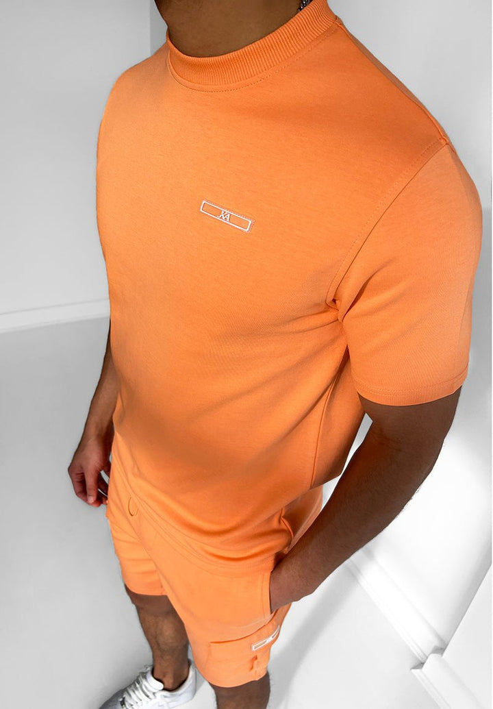 Schwarzes Herren Freizeit Set mit T-Shirt & Shorts, bequemes Sommeroutfit für jeden Anlass.