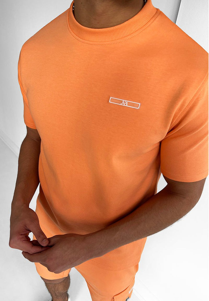 Grünes Herren T-Shirt & Shorts Set, atmungsaktive Freizeitmode für Männer. Ideal für warme Temperaturen.