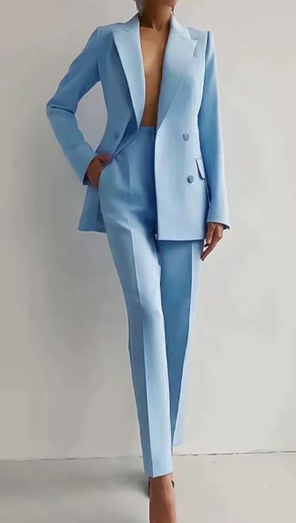 Moderner Damen Zweiteiler: taillierter Blazer & Hose mit Knopfleiste. Vielseitiger Anzug für Büro & besondere Anlässe.