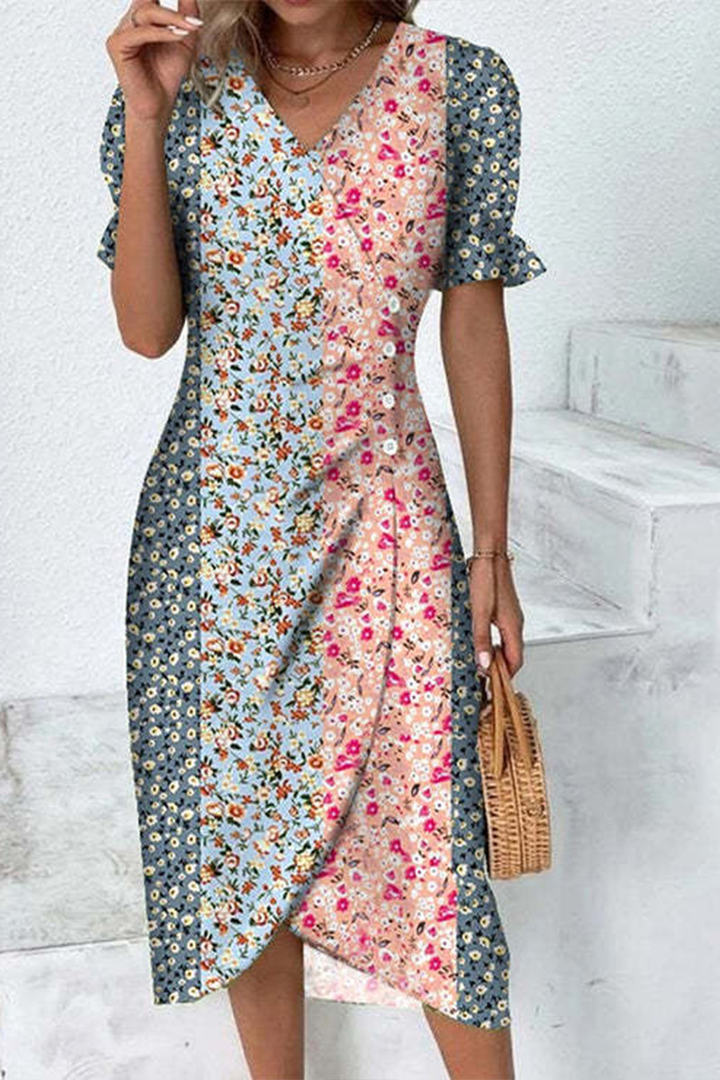 Fließendes Damen Midikleid mit elegantem Plissee & lebhaftem Blumenmuster, V-Ausschnitt.