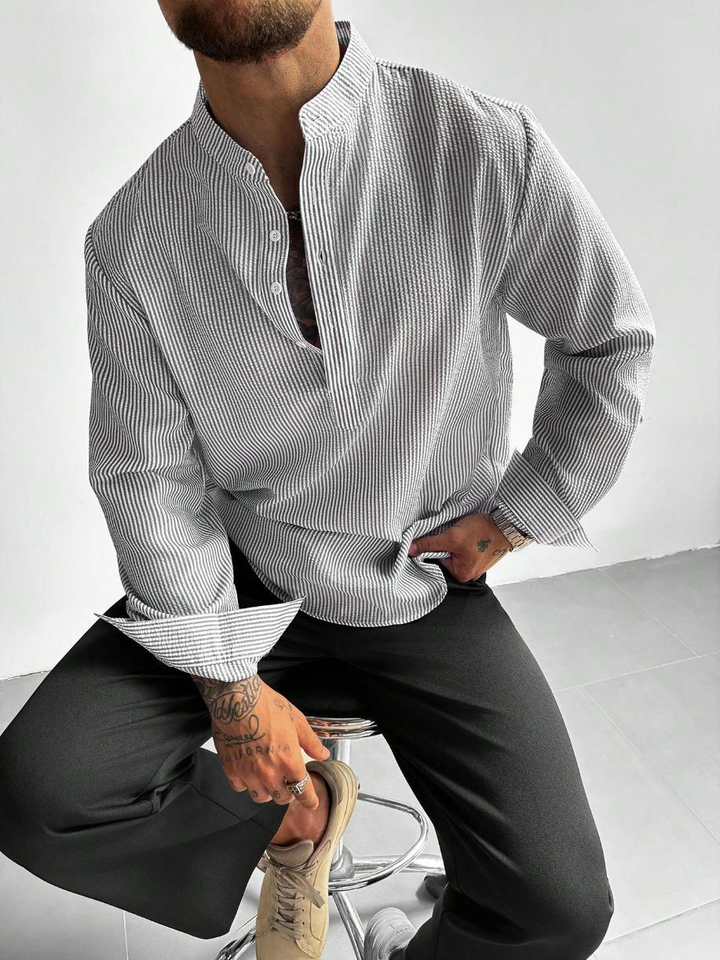 Herren Henley Langarmshirt gestreift, moderner Look. Bequemes Oberteil mit Knopfleiste, perfekt für Smart-Casual.