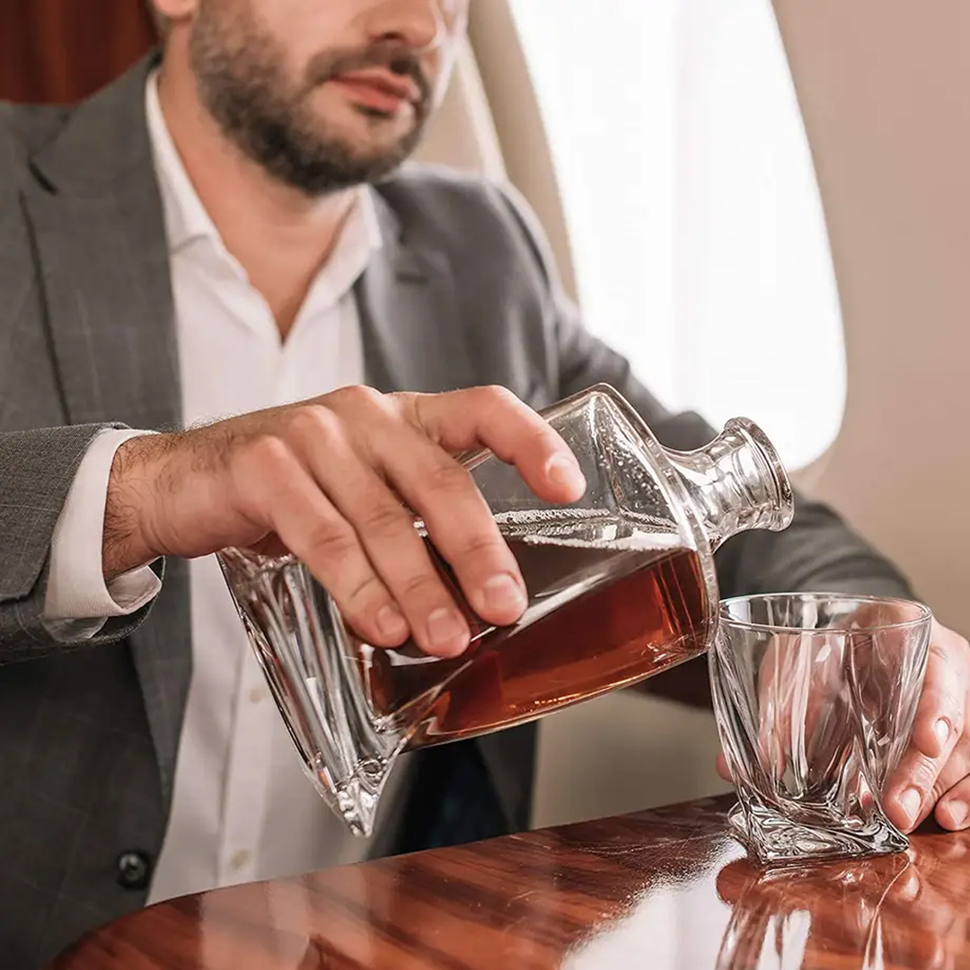 Hochwertiges Barzubehör: Whiskey Karaffe aus Kristallglas mit passenden Gläsern und Kühlsteinen.