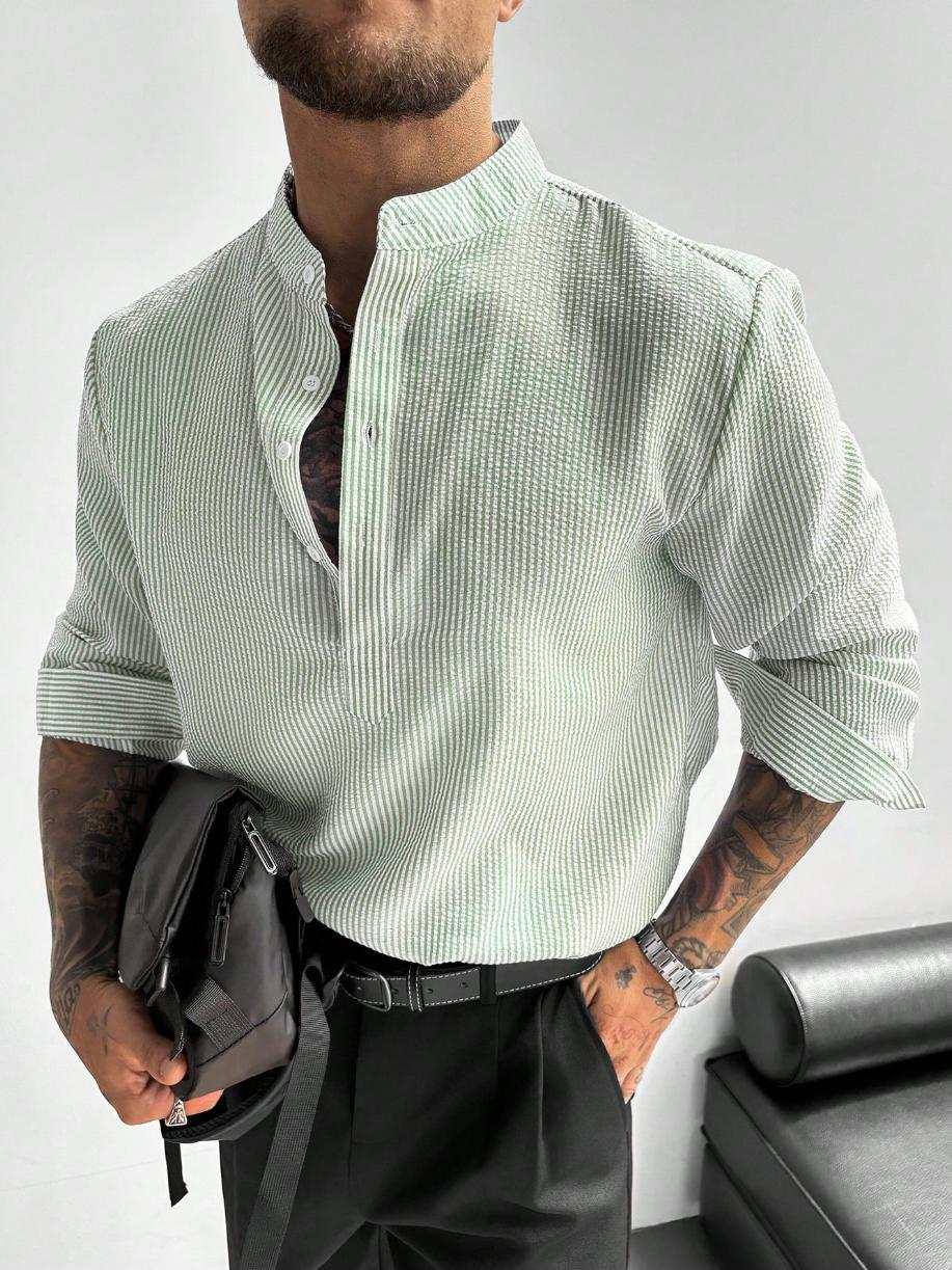 Modernes Herren Henley Langarmshirt gestreift. Smart-Casual Oberteil mit Knopfleiste, ideal für den Alltag.