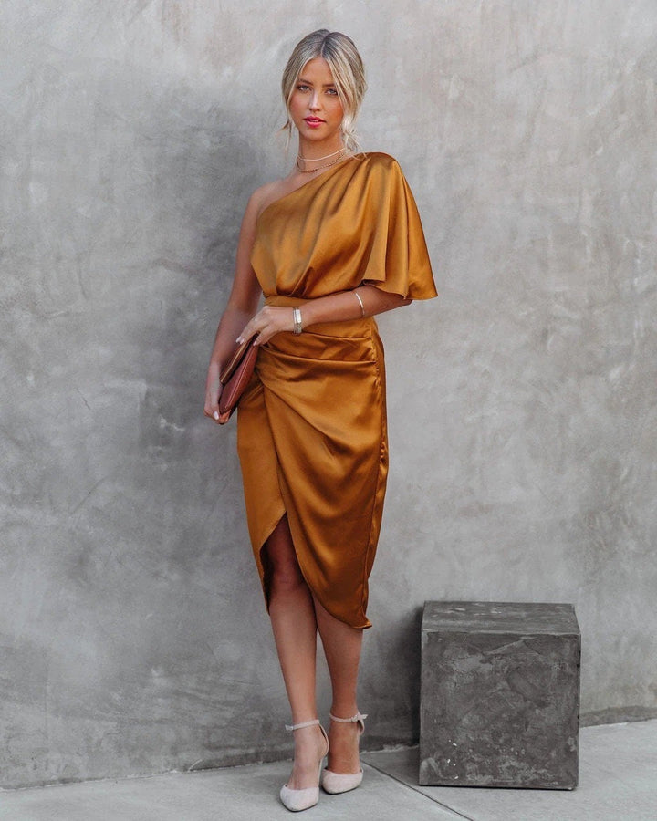 Leuchtend orangefarbenes elegantes Midi-Kleid für Damen, ideal für sommerliche Feste.