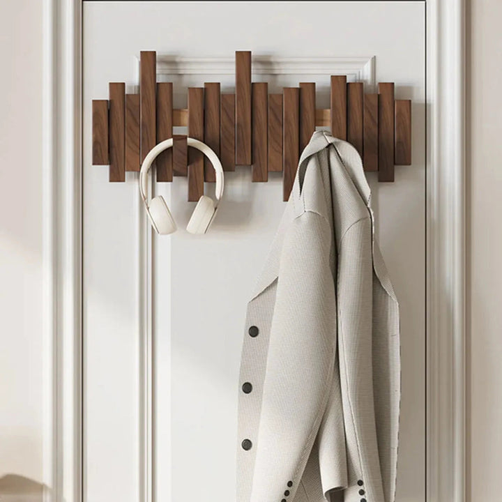 Elegante Wandgarderobe aus Nussbaumholz & Buchenholz, modern für den Flur und Eingangsbereich.