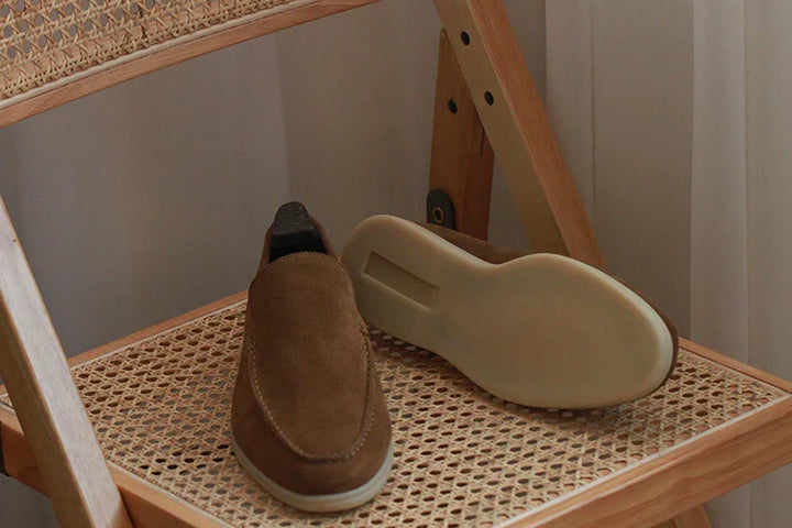 Vielseitige Slip-On Schuhe: Beige Herren Loafer, passen zu jedem stilvollen Outfit.