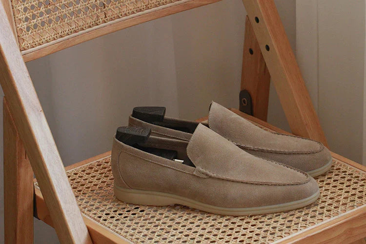 Edle Herrenschuhe: Camel Loafer Slipper, für einen eleganten Auftritt im Business.