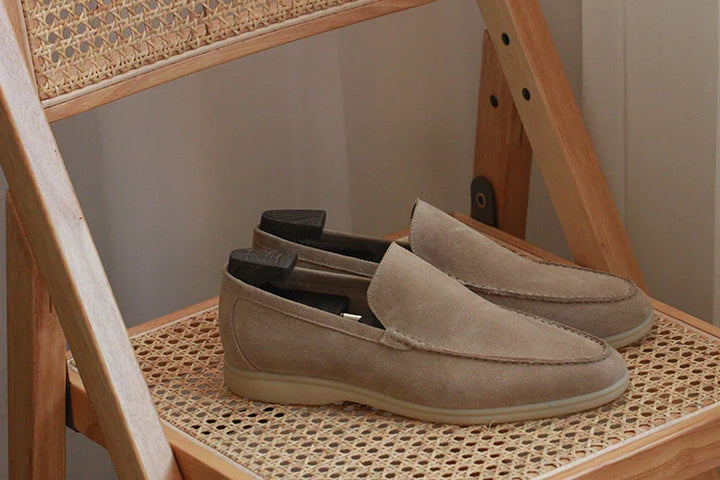 Edle Herrenschuhe: Camel Loafer Slipper, für einen eleganten Auftritt im Business.
