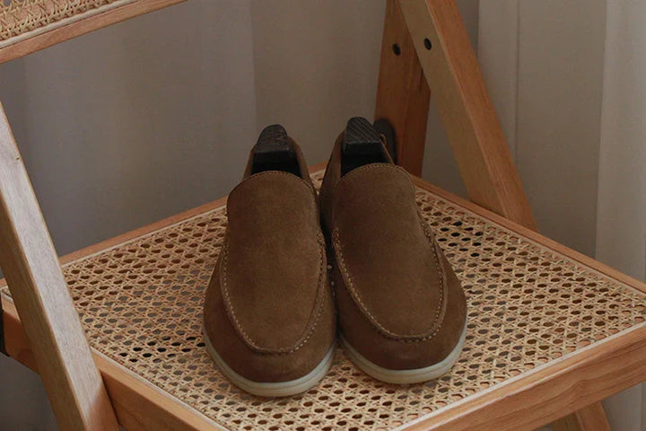 Komfortable Herrenmode: Zeitlose Loafer Slipper in Blau, für Business & Entspannung.