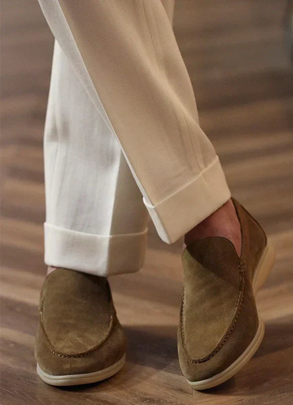 Detailaufnahme: Geschmeidige Textur der bequemen Herren Loafer Slipper.