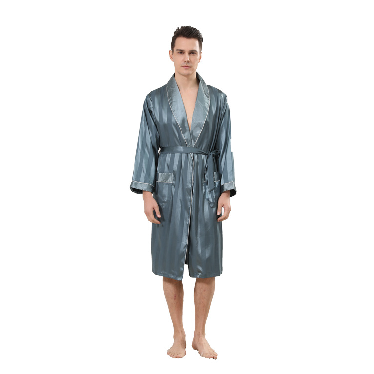 Gemütlicher Damen Bademantel als stilvolle Loungewear für entspannte Stunden zu Hause. Ideal als Geschenk.
