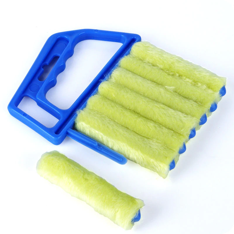Mehrarmiger Mikrofaser-Lamellenreiniger als effektiver Staubfänger für schnelle und hygienische Jalousienreinigung.