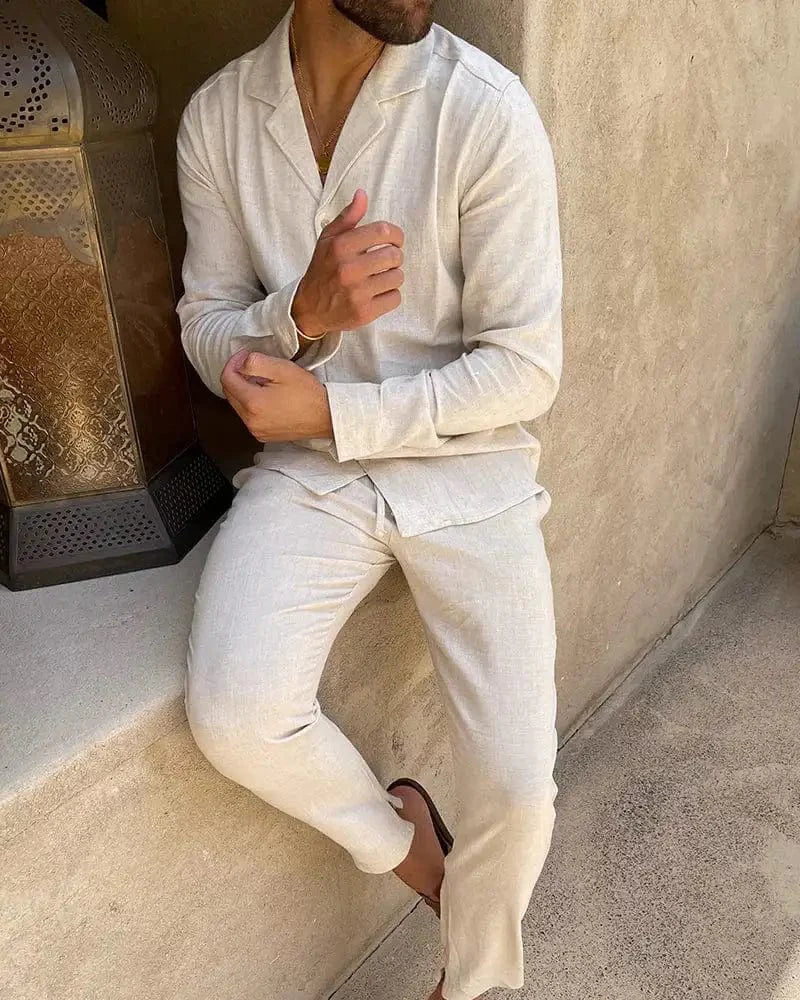 Elegantes Herren Leinen Set in Sandfarbe. Zweiteiler mit langärmeligem Hemd & langer Hose für warmes Wetter.