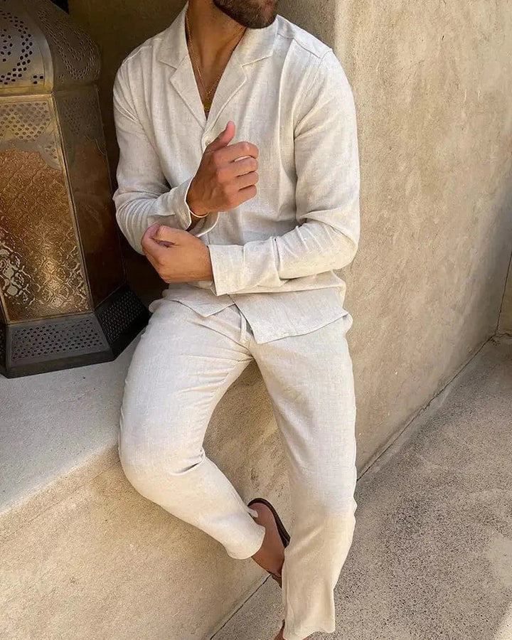 Elegantes Herren Leinen Set in Sandfarbe. Zweiteiler mit langärmeligem Hemd & langer Hose für warmes Wetter.