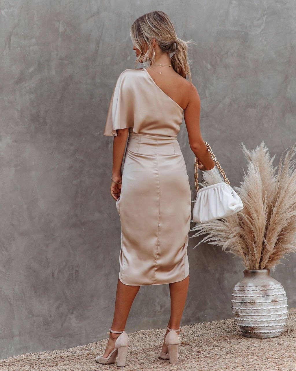 Goldenes Midi-Kleid für Damen, elegant & festlich, ideal für Gala & Abendveranstaltungen.