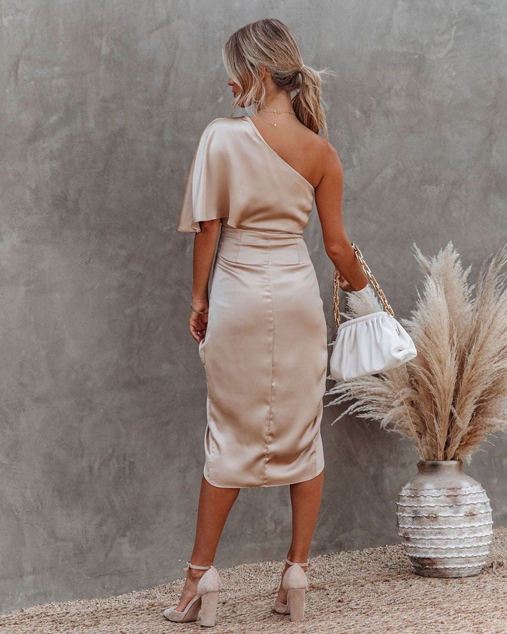 Goldenes Midi-Kleid für Damen, elegant & festlich, ideal für Gala & Abendveranstaltungen.