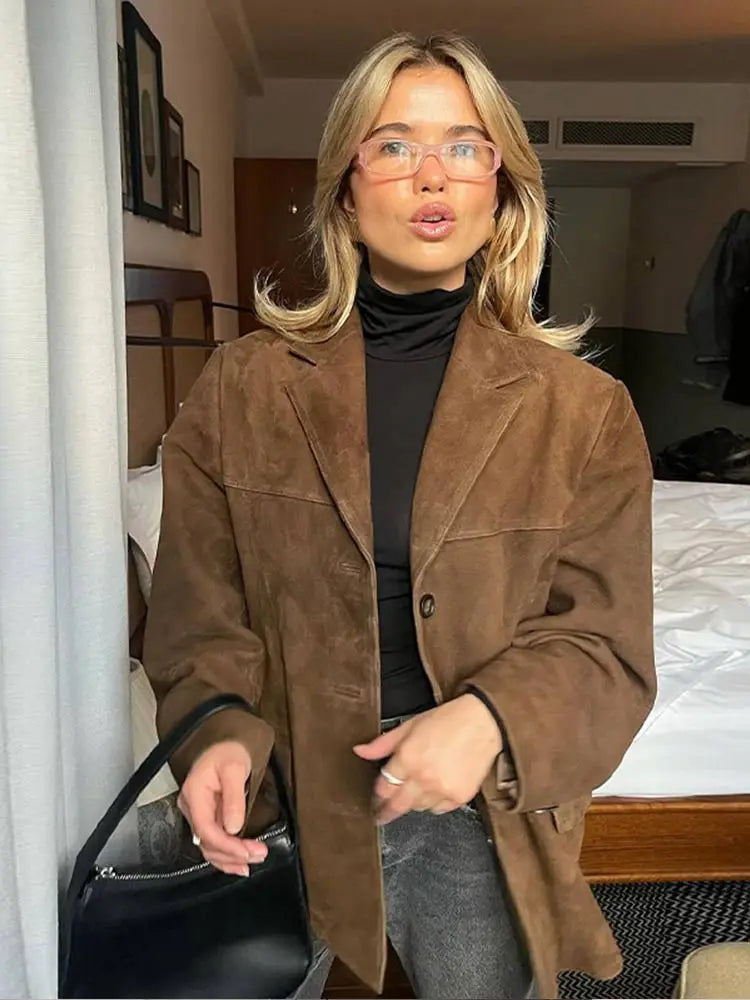 Elegante braune Damen Herbstjacke mit schmeichelhafter Silhouette für schicke Casual- und Büro-Outfits.