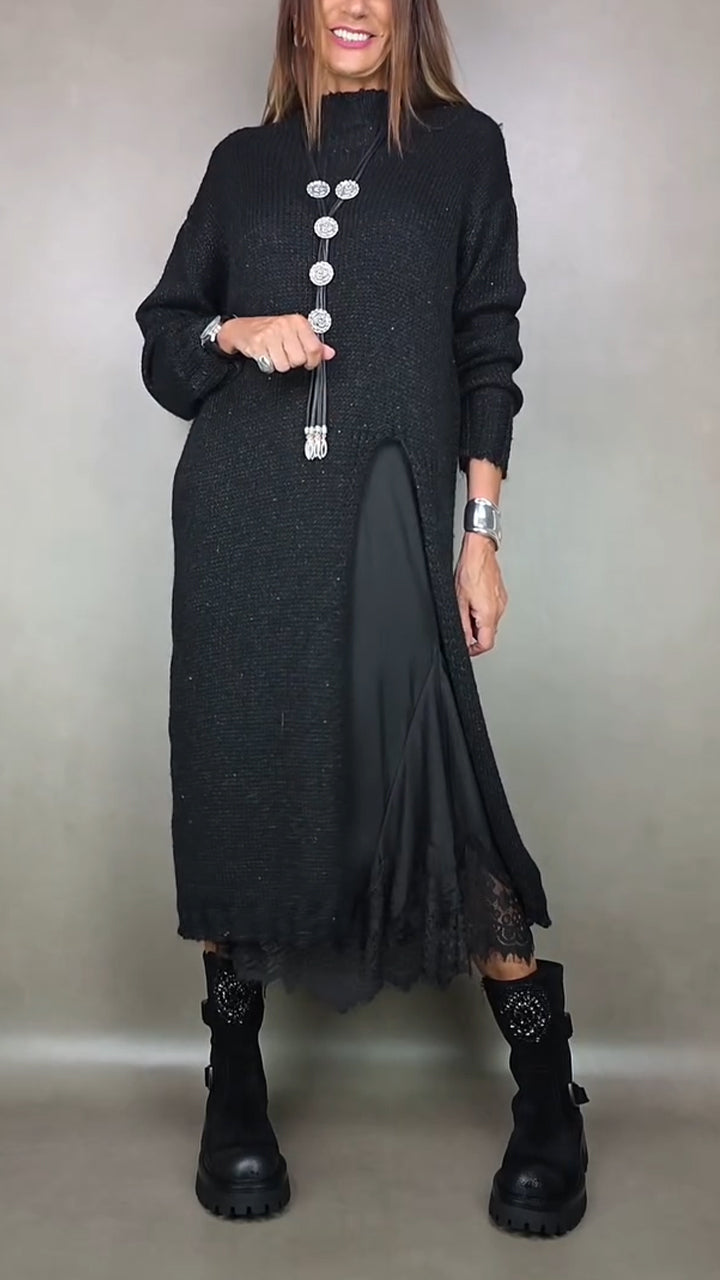 Gemütliches Damen Strickkleid Set mit elegantem Layer-Look, langärmlig und mit stilvollem Seitenschlitz.