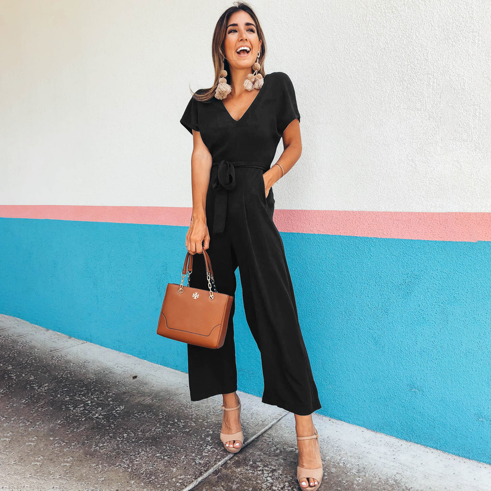 Damen Jumpsuit mit V-Ausschnitt und Seitentaschen, locker geschnitten. Eleganter Culotte Einteiler für Frühling/Sommer.
