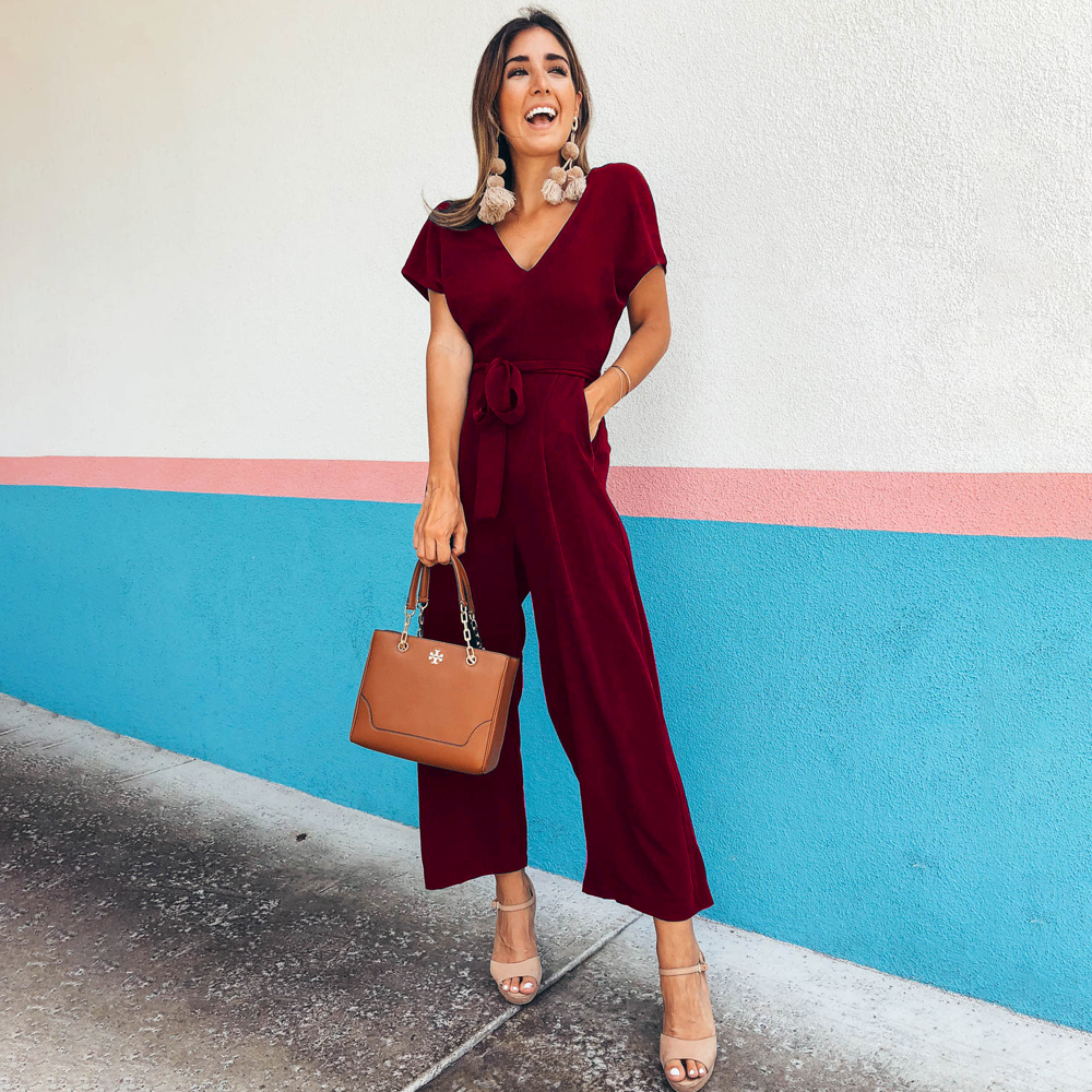 Frühlingshafter Damen Jumpsuit mit V-Ausschnitt, weitem Bein und Seitentaschen. Lockerer, modischer Freizeit-Einteiler.