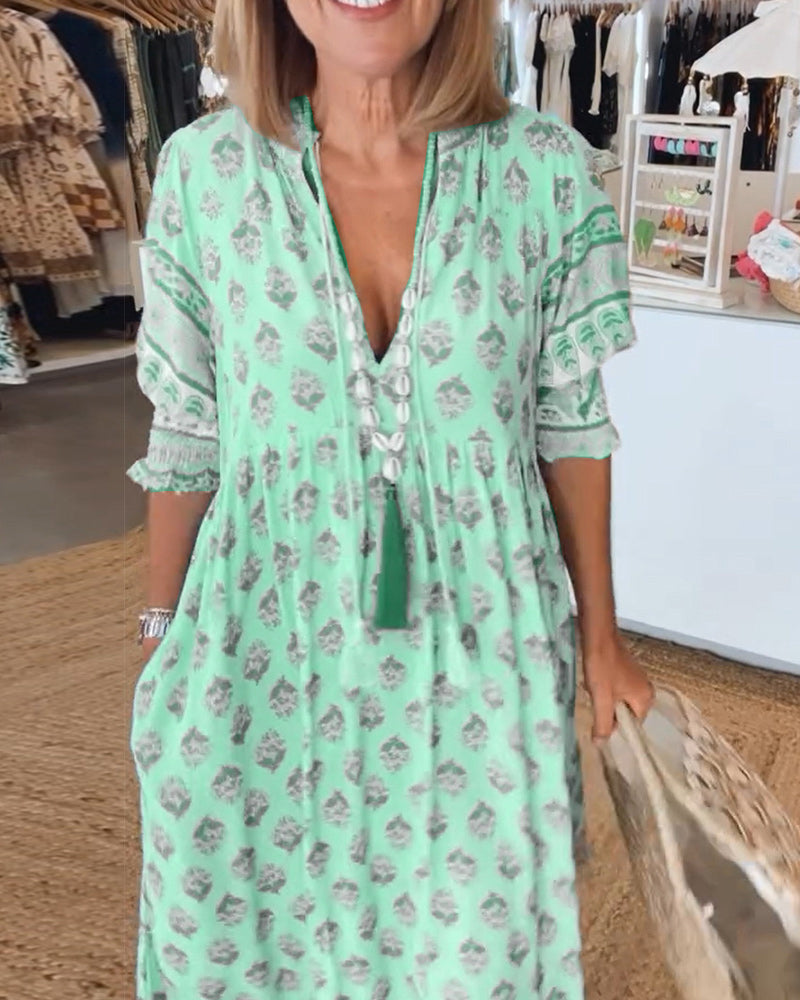 Blaues, fließendes Damen Sommerkleid Fleur. Leichtes Midi-Kleid, ideal für elegante Freizeit-Looks im Sommer.