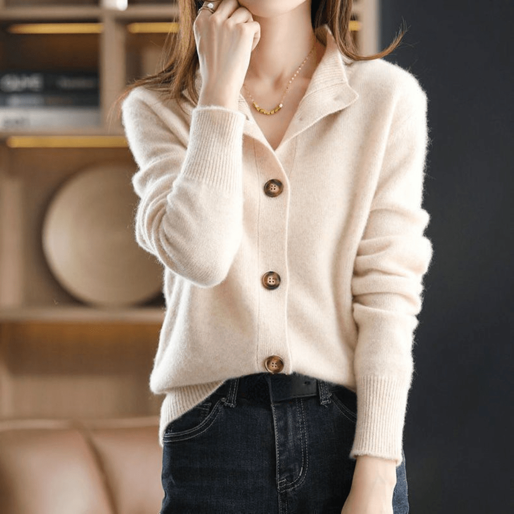 Elegante Damen Strickweste für Herbst & Winter. Kuschelig, bequem & vielseitig. Perfekt für Damenmode.