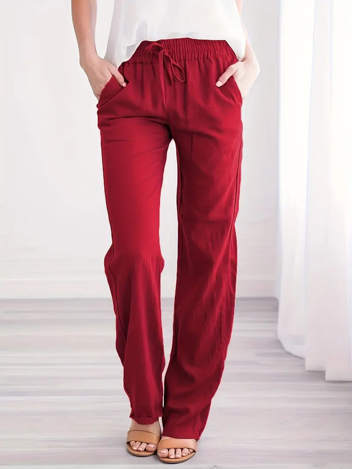 Dame trägt lässige Damen Sommerhose, lockere Passform, elegant kombiniert für Freizeit & Frühling. Hoher Komfort.