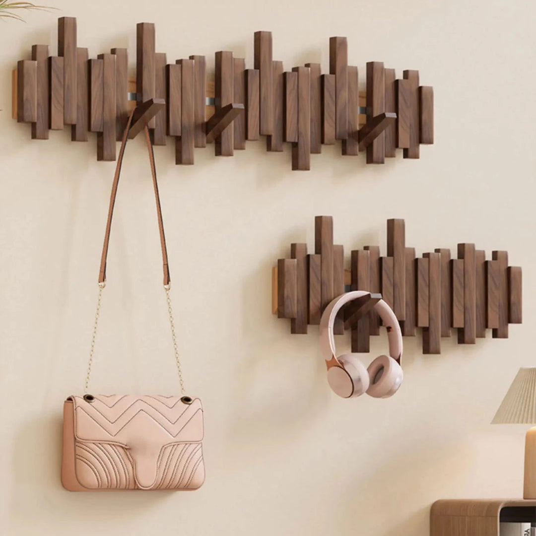Moderne Flurgarderobe aus dunklem Walnussholz und hellem Buchenholz, hochwertige Wohndekoration.