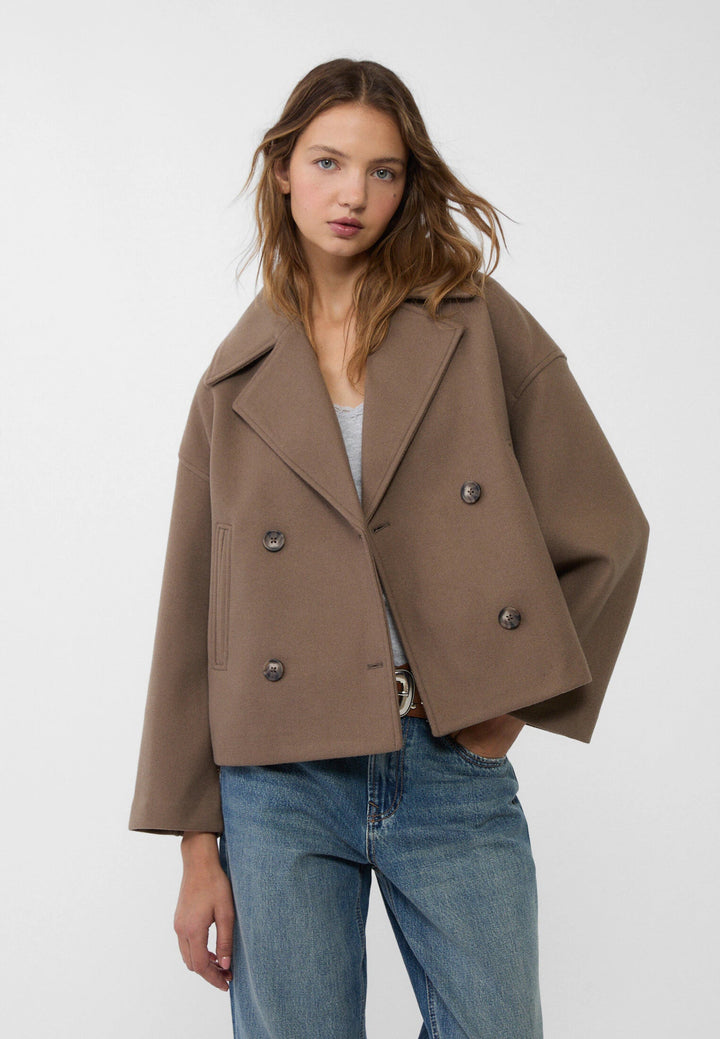 Klassischer Damen Zweireiher Mantel mit Reverskragen. Kurzer Schnitt für elegante Herbstmode.