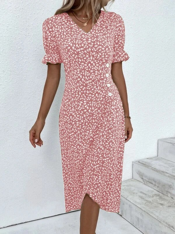 Nahaufnahme: Detailreiches Plissee Blumen Midikleid mit V-Ausschnitt und Puffärmeln, ideal für Damen.