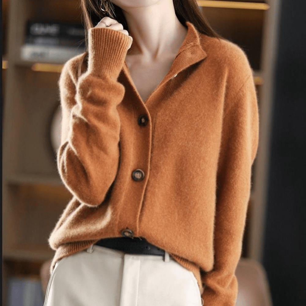Stylische Damen Strickweste, elegant & komfortabel. Vielseitiges Kleidungsstück für Herbst- & Winter-Outfits.