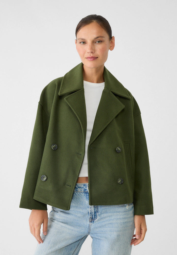 Schwarzer Damen Kurzmantel mit Revers, zweireihig. Idealer Wintermantel für elegante Bürokleidung.