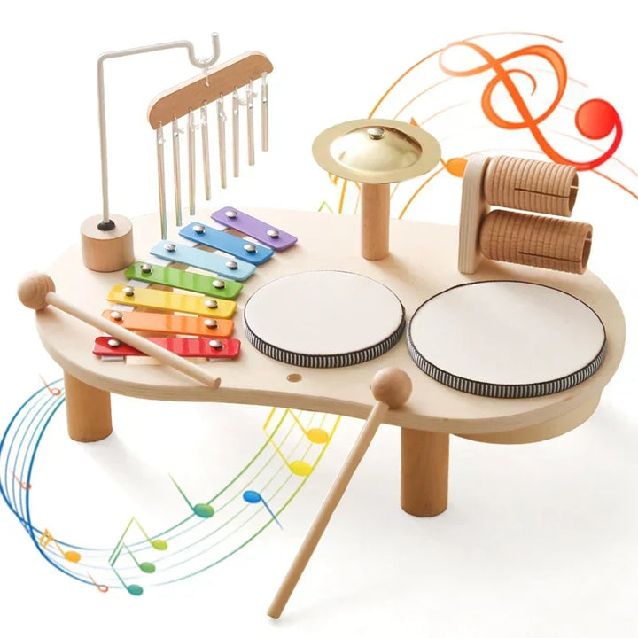 Lachendes Kind spielt an der Musikstation, entdeckt Klang und Rhythmus mit sicherem Musikspielzeug.