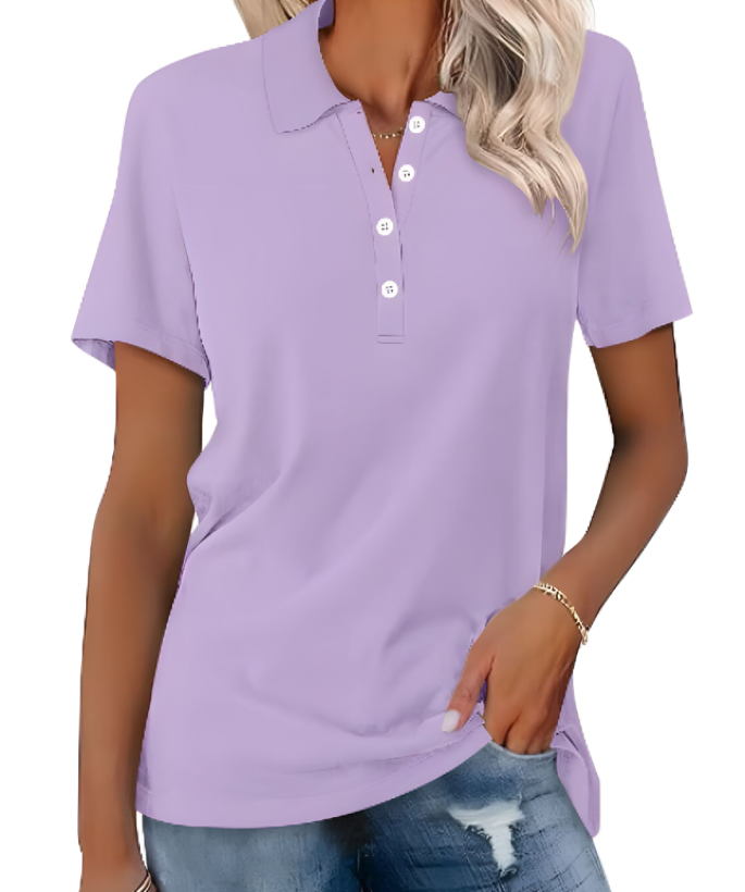 Frau in entspannter Pose, tragend das bequeme Damen Polohemd Nova, ideal für Freizeit & Sommer.