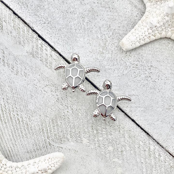 Detailreiche Damen-Ohrringe in Meeresschildkröten-Form, gefertigt mit blauem Opal & echtem Silber. Maritimer Ohrschmuck.