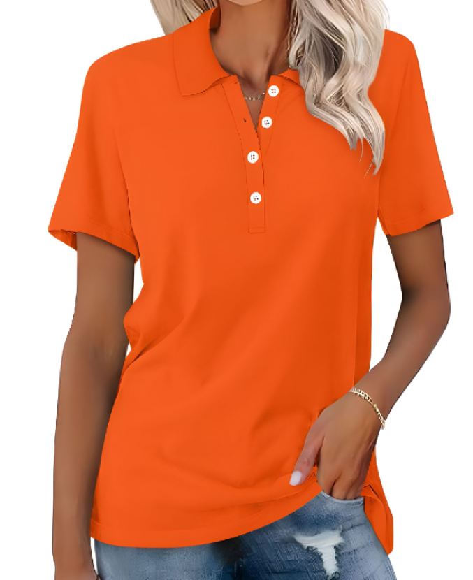 Damen Poloshirt Nova kombiniert mit Chinos, smart casual Look, perfekt als Bürokleidung im Frühling.