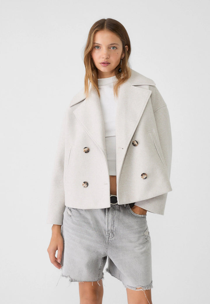 Eleganter Damen Kurzmantel in Beige, zweireihig mit Revers. Perfekt für Herbst & Winter.