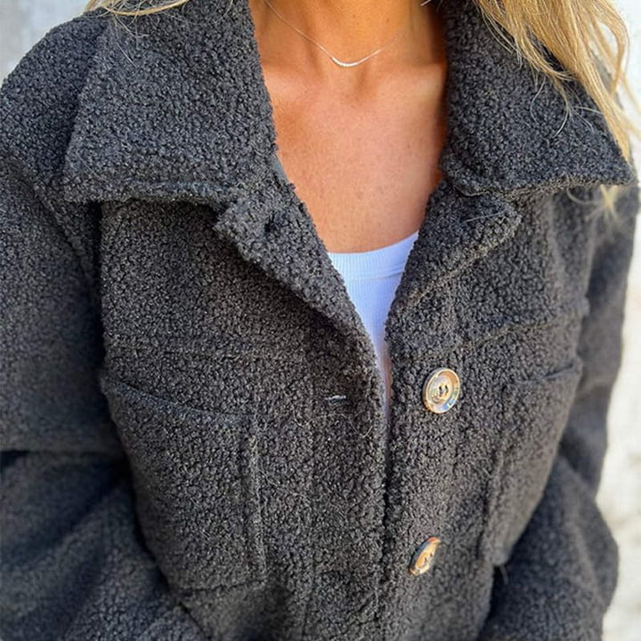 Grüne Damen Herbstjacke, Knopfjacke, ideal als stilvolle Übergangsjacke, Oversize Passform, Langarm.
